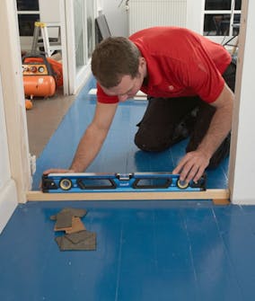 Ljudisolera dörr: Kolla att tröskeln sitter vågrätt Ljudisolera dörr: Kolla att tröskeln sitter vågrätt